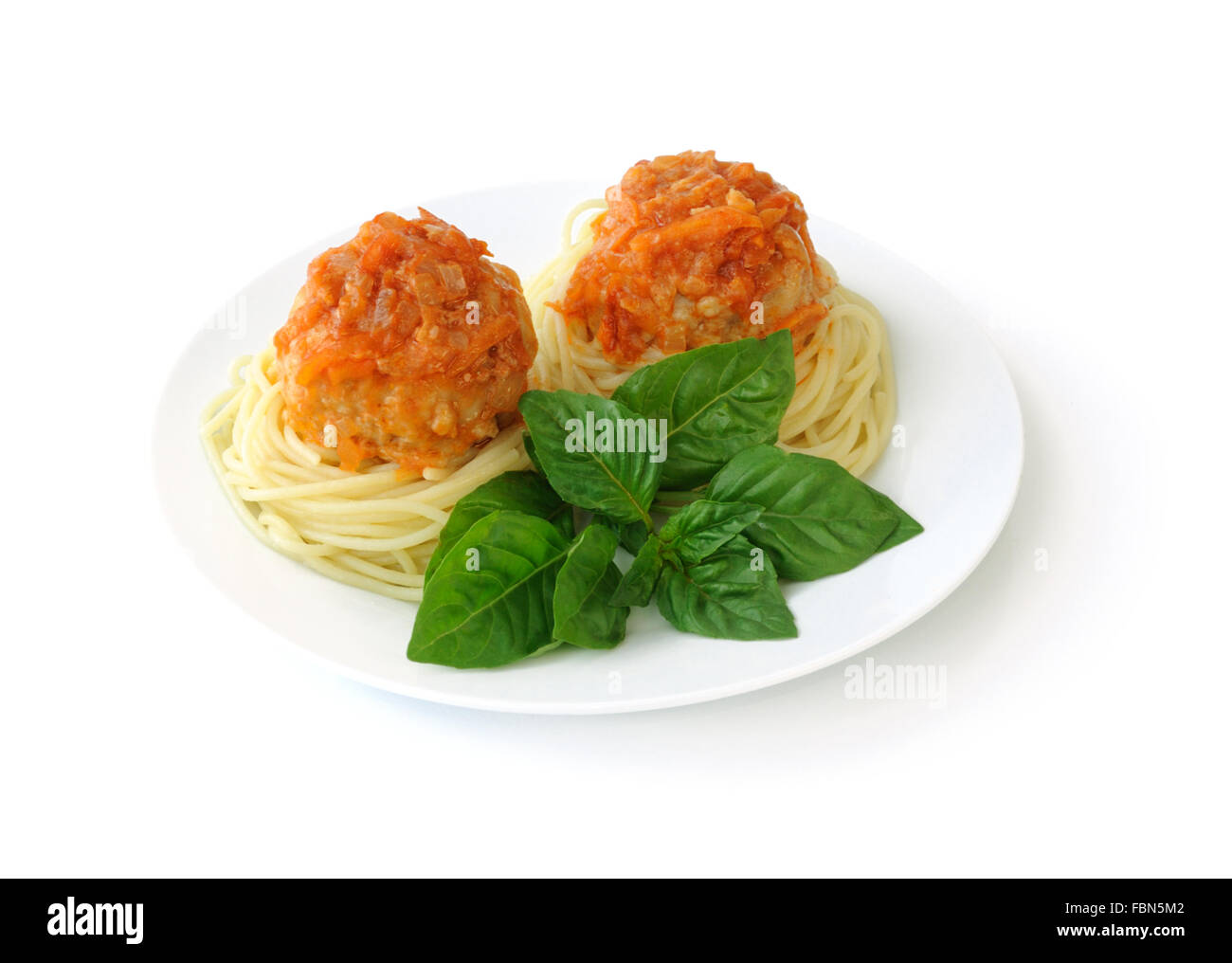 Frikadellen (Noisettes) mit Nestern Spaghetti mit Basilikum, isoliert Stockfoto