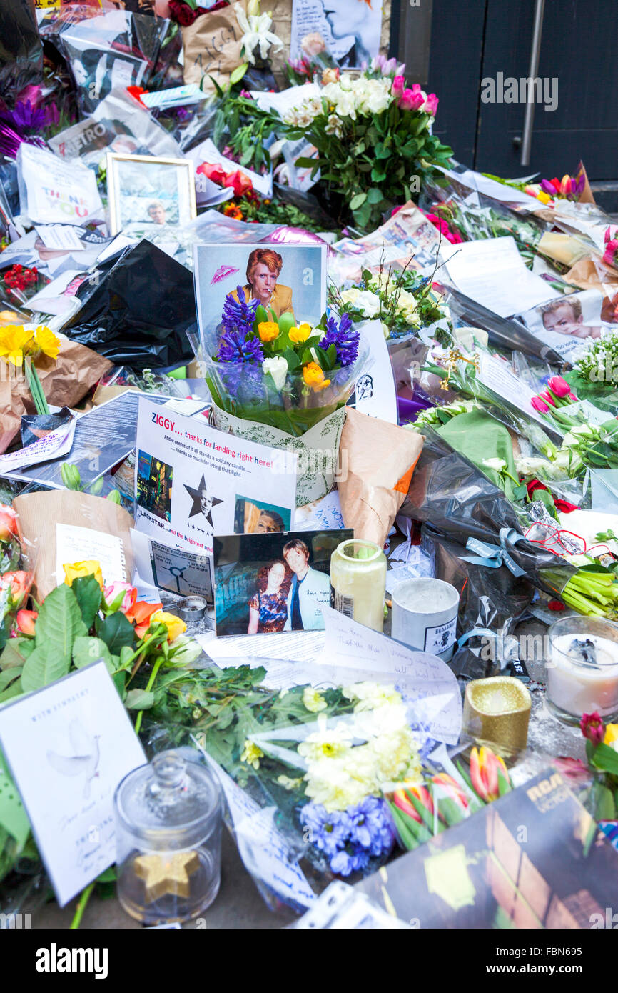 London, UK. 18. Januar 2015. Fans legen Blumen und lassen Sie Nachrichten auf Heddon Street nach dem unerwarteten Ableben von Musiker und Schauspieler David Bowie am 10. Januar. Der Schrein markiert die Position des Titelbild von Bowies 1972 Album The Rise und Herbst von Ziggy Stardust. Bildnachweis: Nathaniel Noir/Alamy Live-Nachrichten Stockfoto