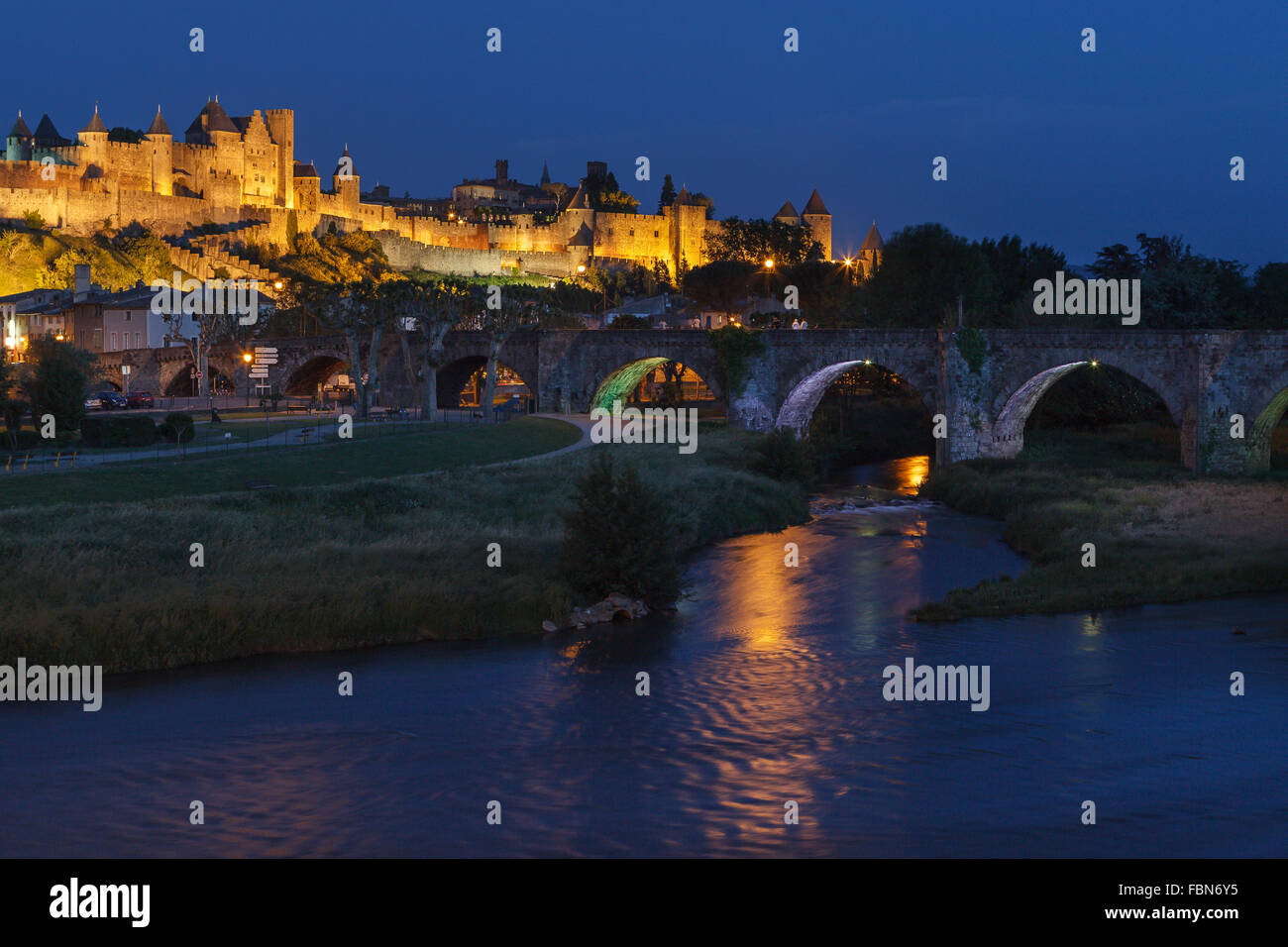 Die befestigte Cite de Carcassonne vom Fluss Aude in der Nacht, Aude-Abteilung, Region Languedoc-Roussillon, Frankreich, Europa. Stockfoto