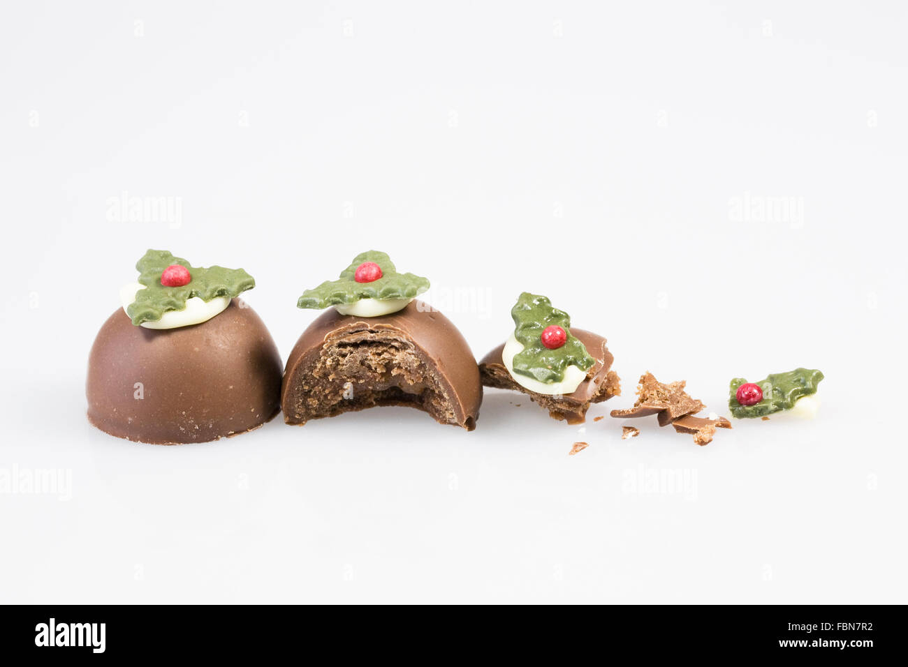 Schokolade Rosinenpudding zu Weihnachten auf einem weißen Hintergrund. Stockfoto