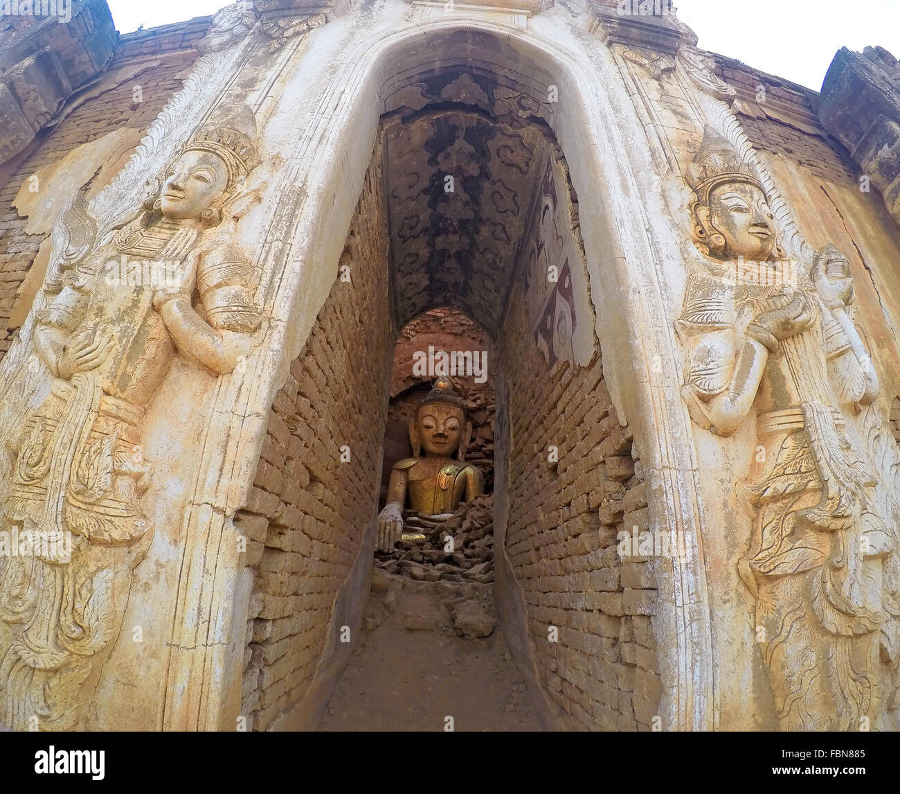 Alte buddhistische Statuen und Schnitzereien, in den bröckelnden Ruinen von Inlay Shwe Inn Thein Pagodas, Inle Lake, Myanmar (Burma), Asien Stockfoto