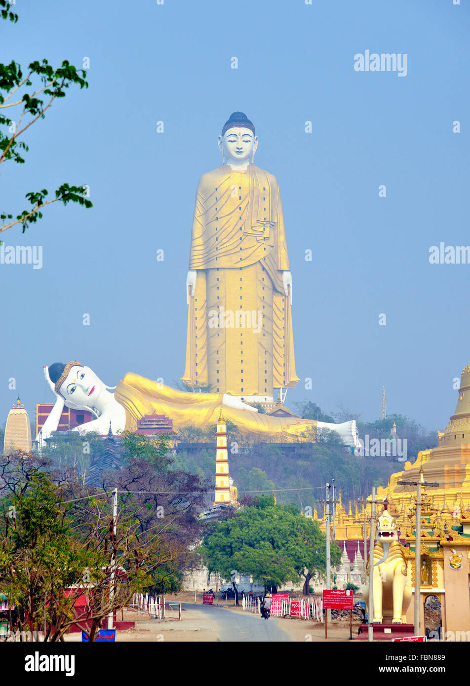 Laykyun Setkyar ein 424 ft (116m) Buddha stehend und ein 312 ft (95m) liegende Buddha im Bodhi Tataung, Thanboddhay, Myanmar Stockfoto