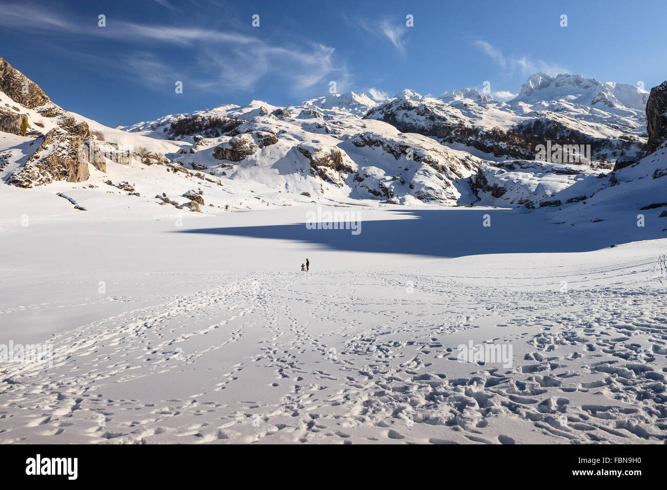 Zwei kaukasischen Personen von gefrorenen Ercina See, Covadonga, Nationalpark Picos de Europa, Asturien, Spanien. Stockfoto