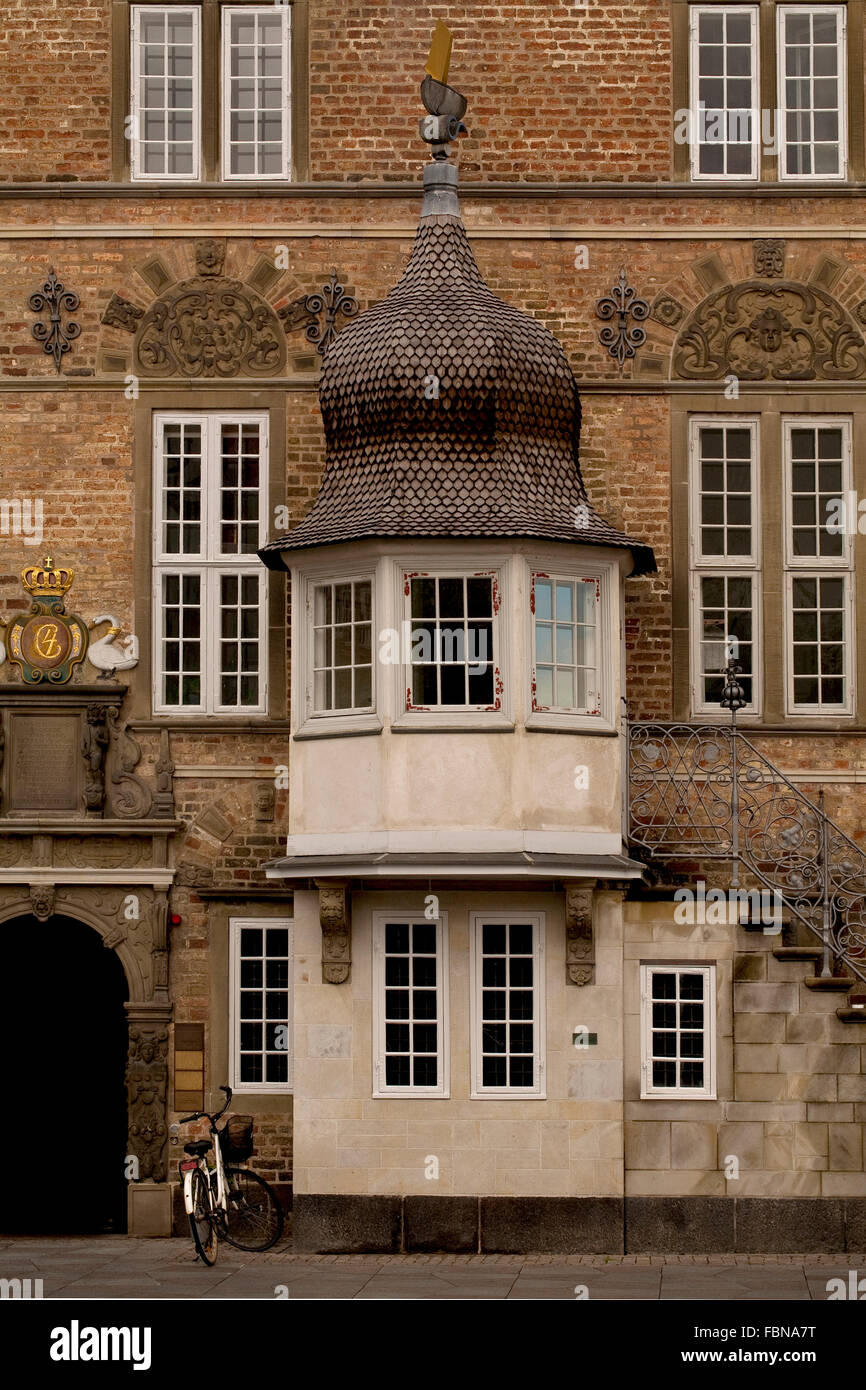 Detail eines Gebäudes. Ein altes historisches Gebäude mit interessanten Dekorationen und einem herrlichen Kuppel-Eingang befindet sich in der Hauptsache Stockfoto