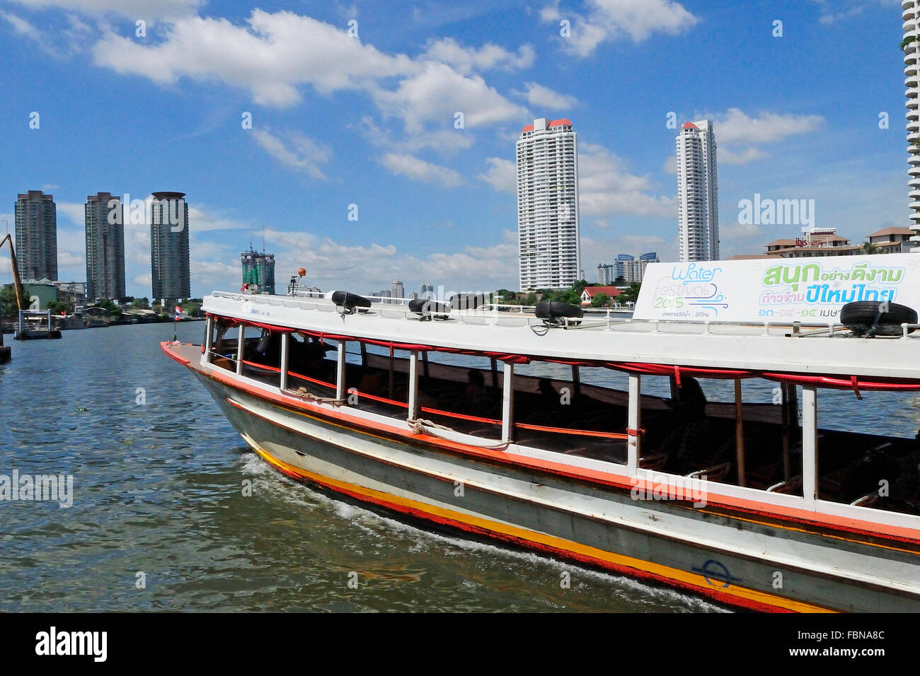Chao Phraya River und die moderne Skyline Bangkoks, Bezirk Bangrak, Bangkok, Thailand, Südostasien Stockfoto