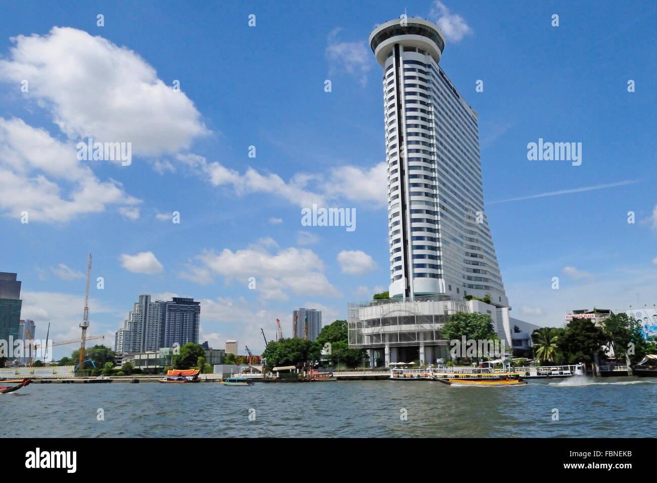 Chao Phraya River und die moderne Skyline Bangkoks, Bezirk Bangrak, Bangkok, Thailand, Südostasien Stockfoto
