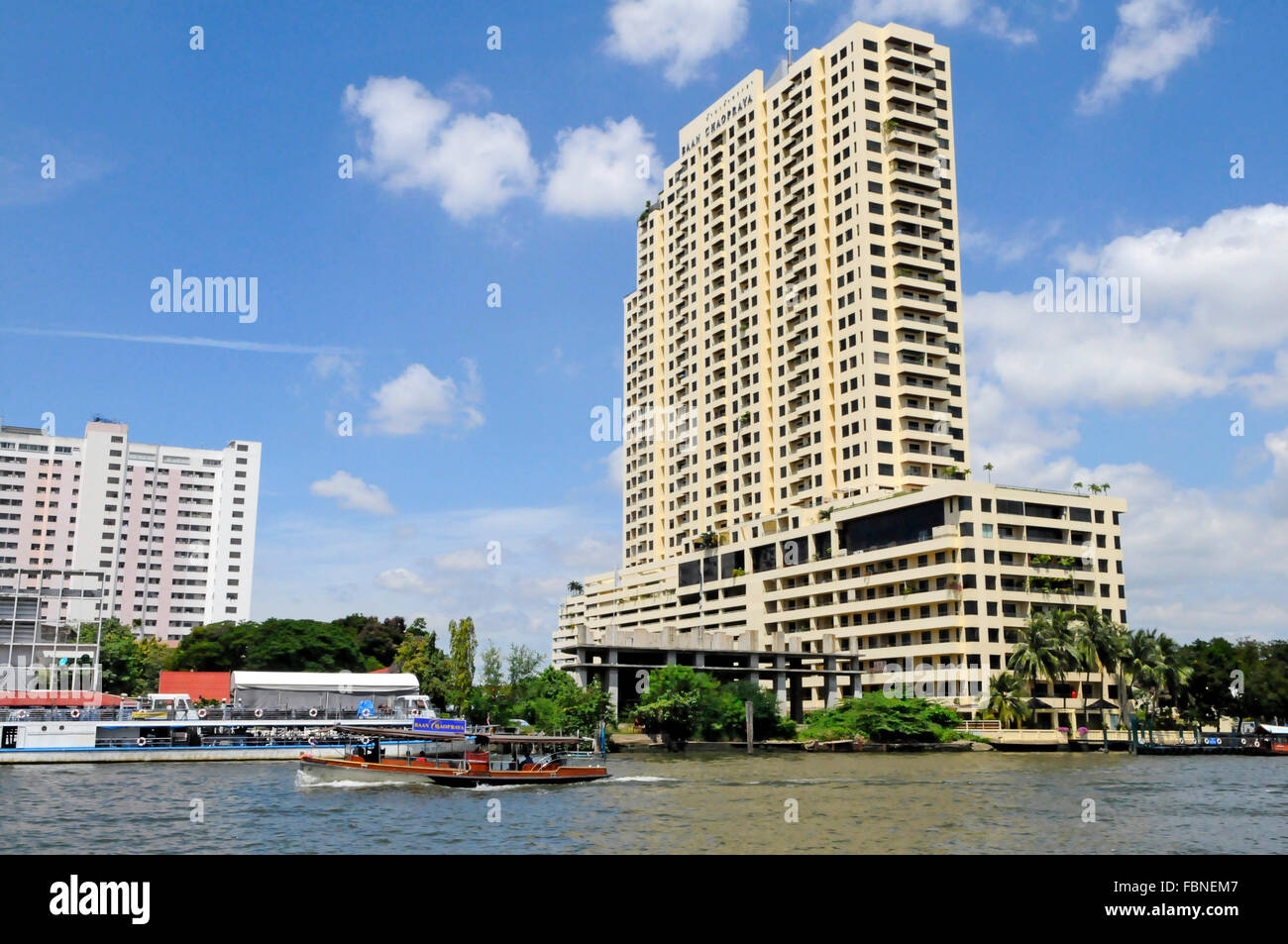 Chao Phraya River und die moderne Skyline Bangkoks, Bezirk Bangrak, Bangkok, Thailand, Südostasien Stockfoto