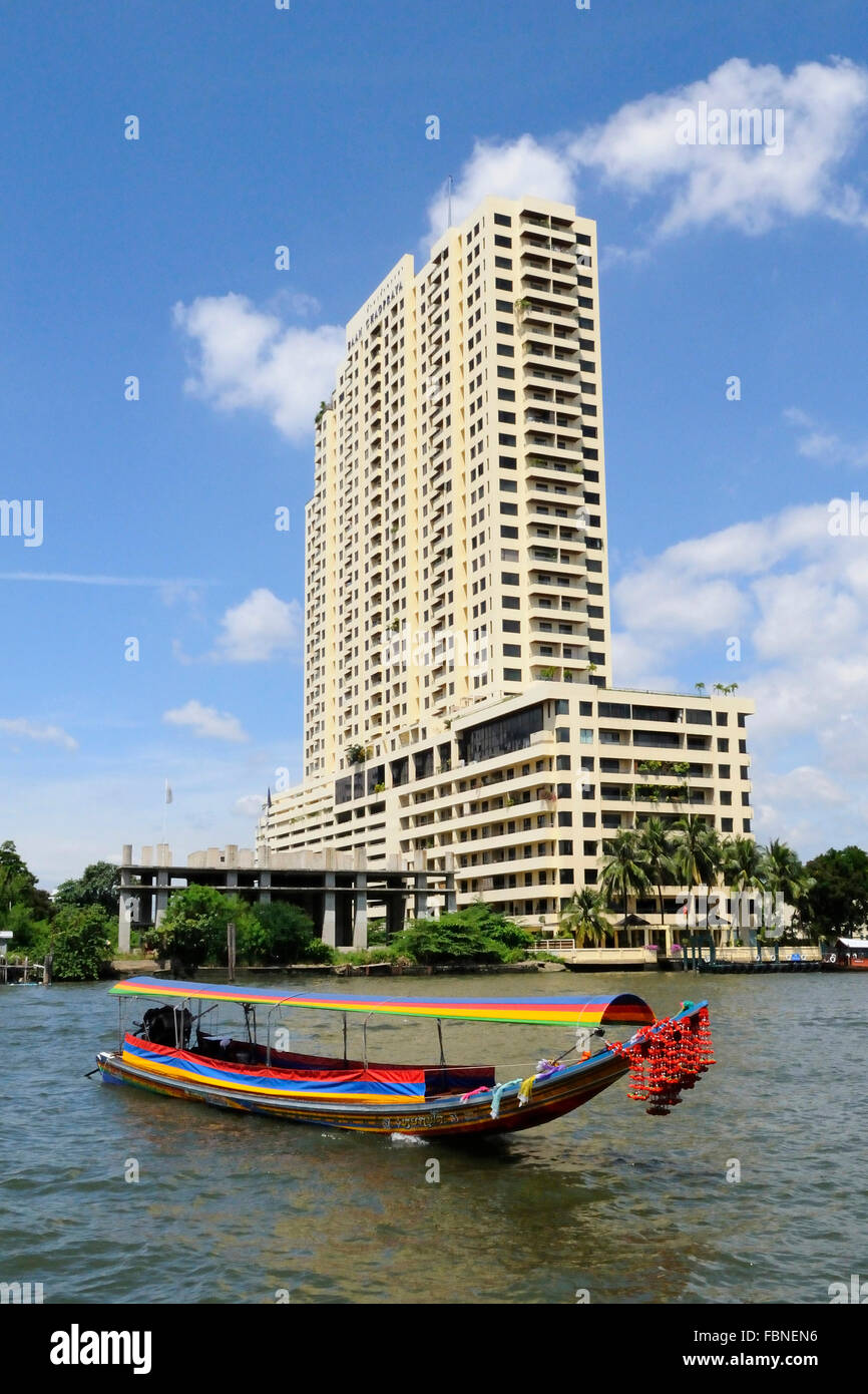 Chao Phraya River und die moderne Skyline Bangkoks, Bezirk Bangrak, Bangkok, Thailand, Südostasien Stockfoto