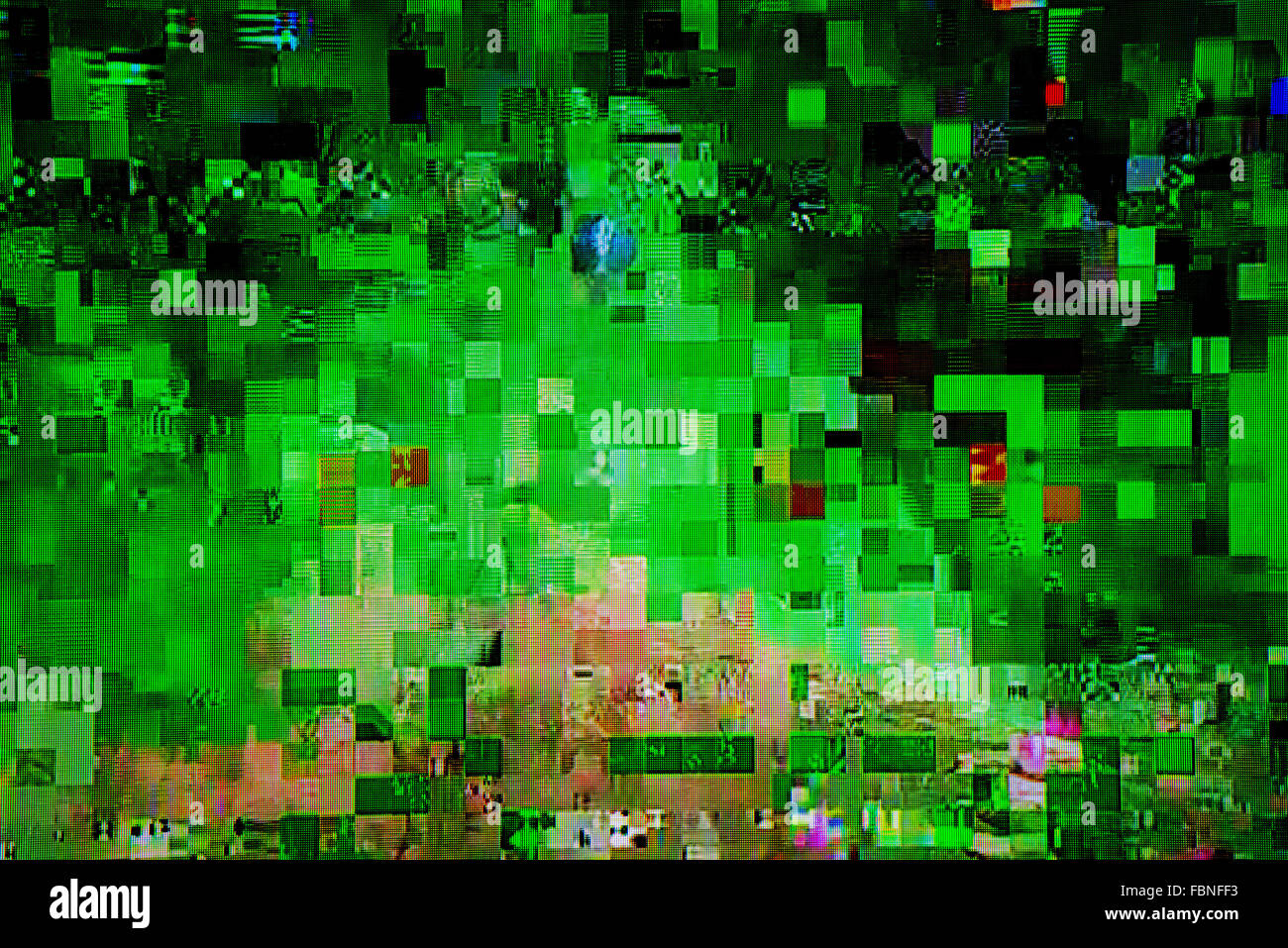 Fernsehübertragung Versagen, digitales Kabel-Tv-Signal schwerwiegender Fehler Glitch, LCD-Bildschirm als abstrakte Technik-Hintergrund Stockfoto