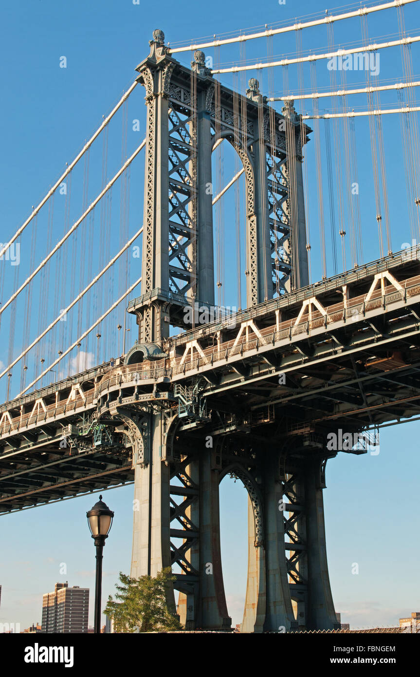 New York, Vereinigte Staaten von Amerika: eine kultige Aussicht auf Manhattan Bridge aus Dumbo Nachbarschaft Stockfoto