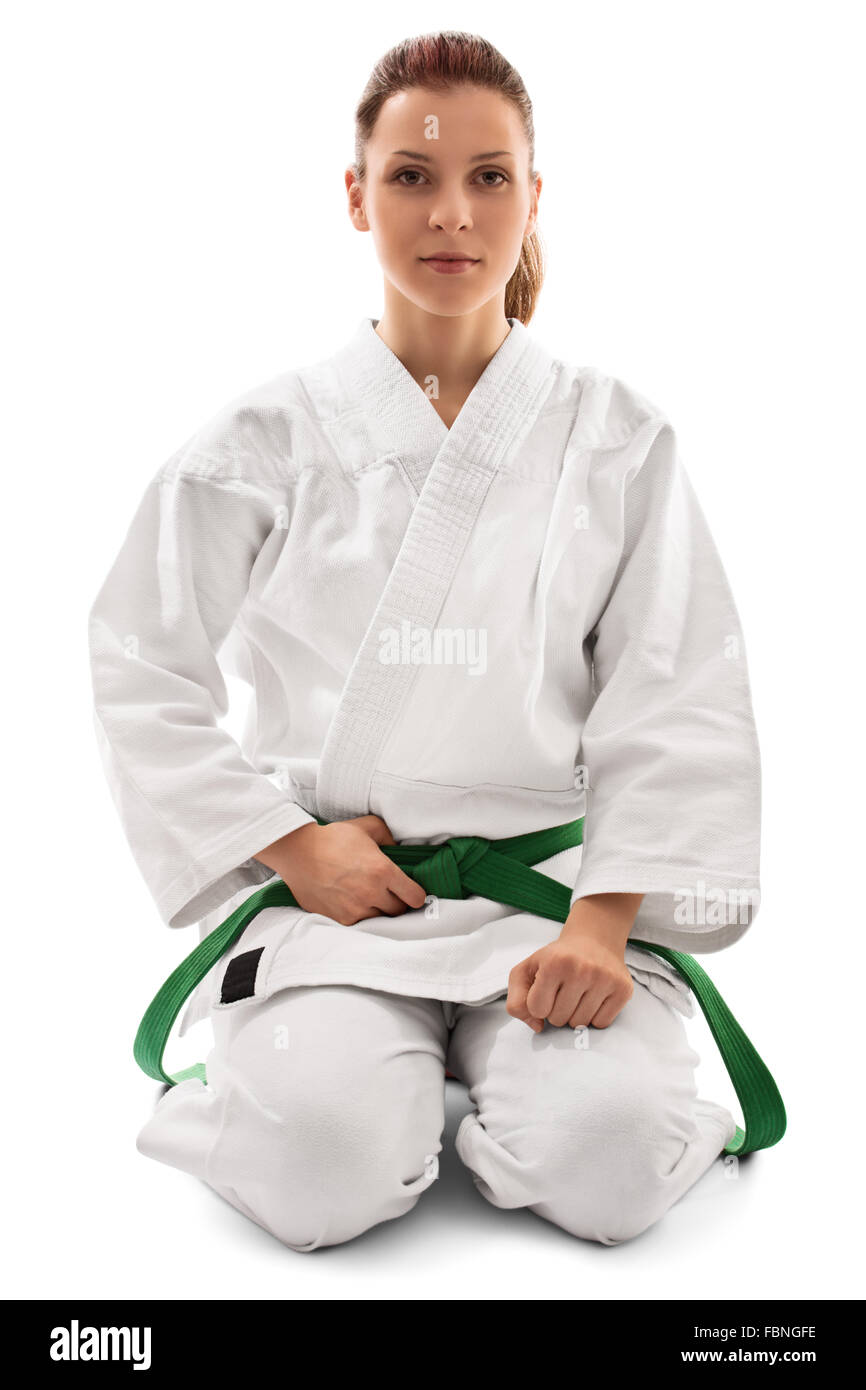 Porträt einer schönen weiblichen Martial Arts Kämpfer in einem weißen Kimono mit grünen Gürtel im Seiza Position, auf weißem Hintergrund. Stockfoto