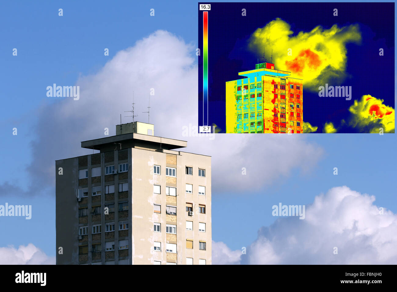 Infrarot- und real-Bild zeigt mangelnde Wärmedämmung auf Wohnhaus Stockfoto