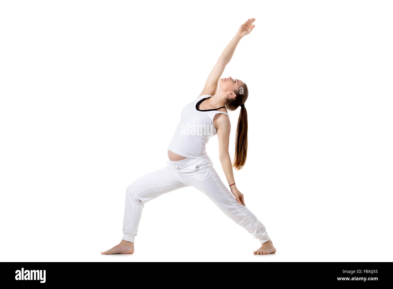 Portrait von junge schwangere Fitness Model in weißer Sportkleidung dabei Yoga oder Pilates Training, Reverse Krieger darstellen, Crescent Stockfoto