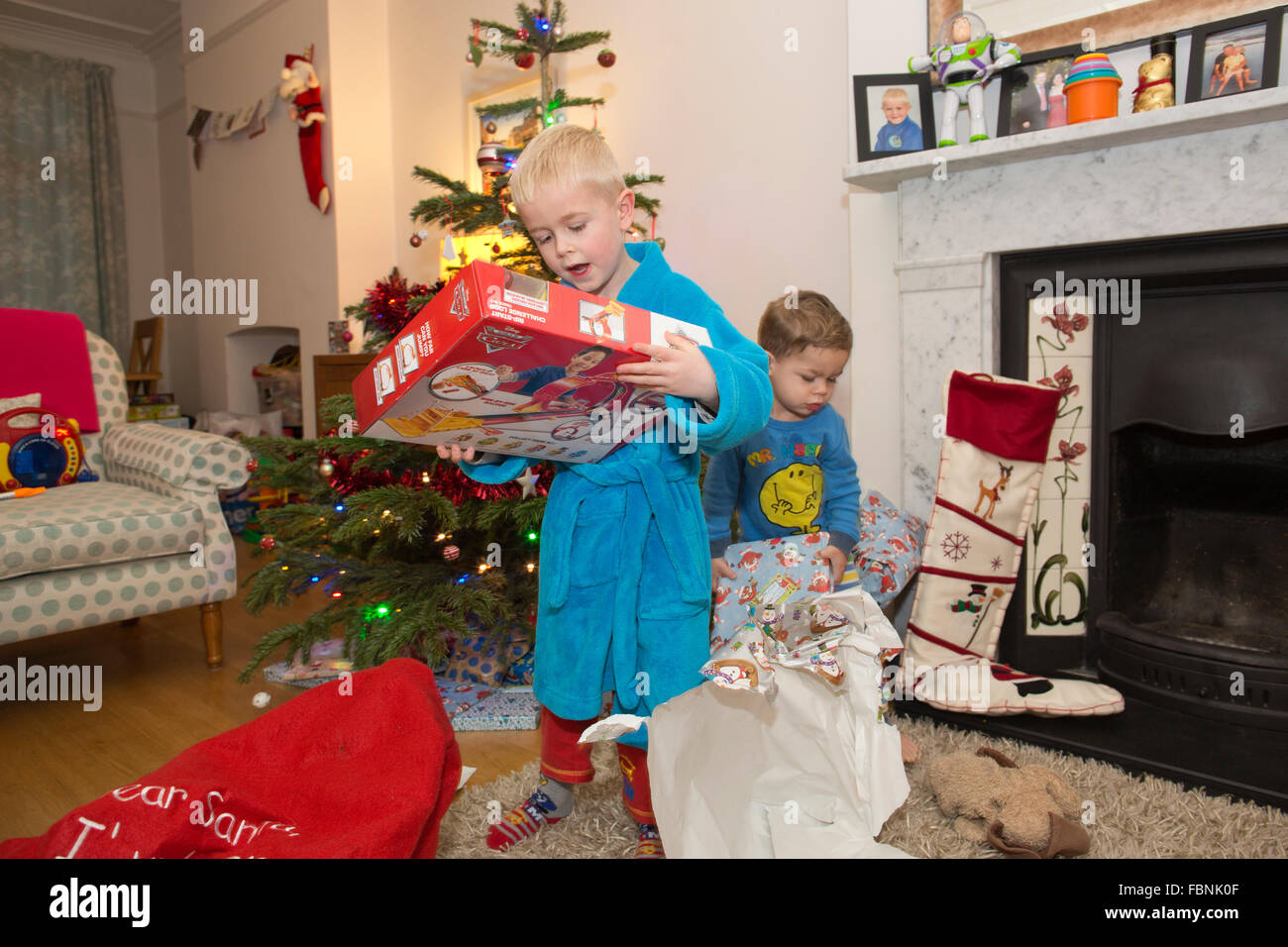 Weihnachten mit der Familie, eine englische Familie genießen die Festlichkeiten der Eröffnung präsentiert vom Weihnachtsmann zu Hause am Weihnachtstag, England, Vereinigtes Königreich Stockfoto