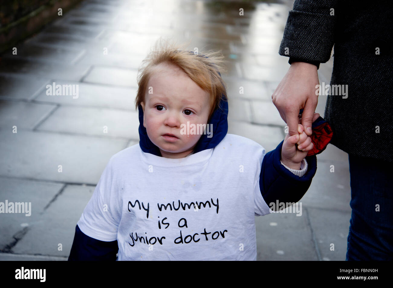 Homerton Hospital.  Ärzte streiken für 24 Stunden. Ein Kleinkind hat ein t-Shirt "meine Mama ist ein junior Arzt" zu sagen. Stockfoto