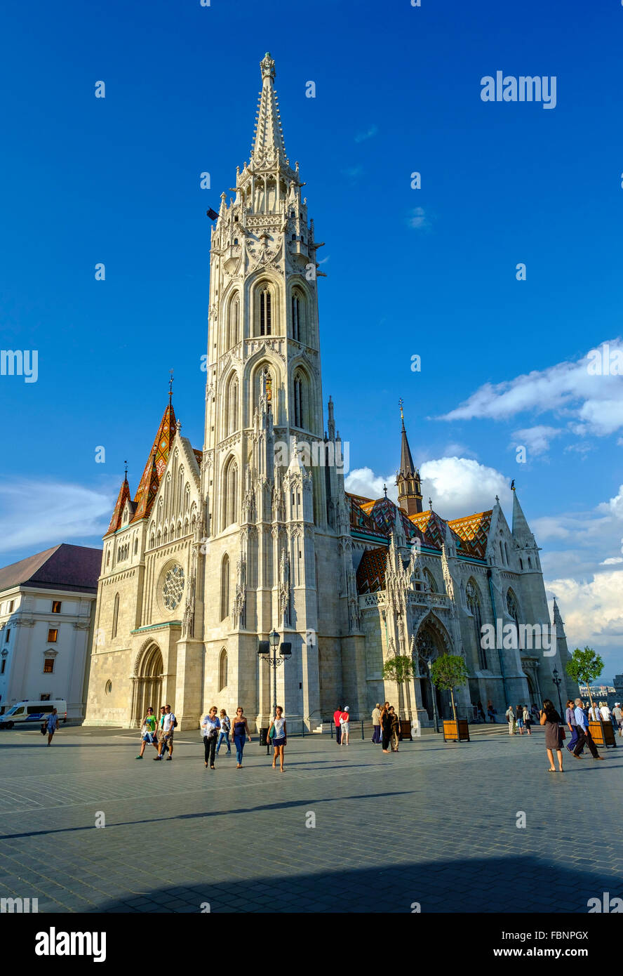 MATTHIAS KIRCHE BURGBERG BUDAPEST UNGARN EUROPA MIT TOURISTEN IM QUADRAT. Stockfoto