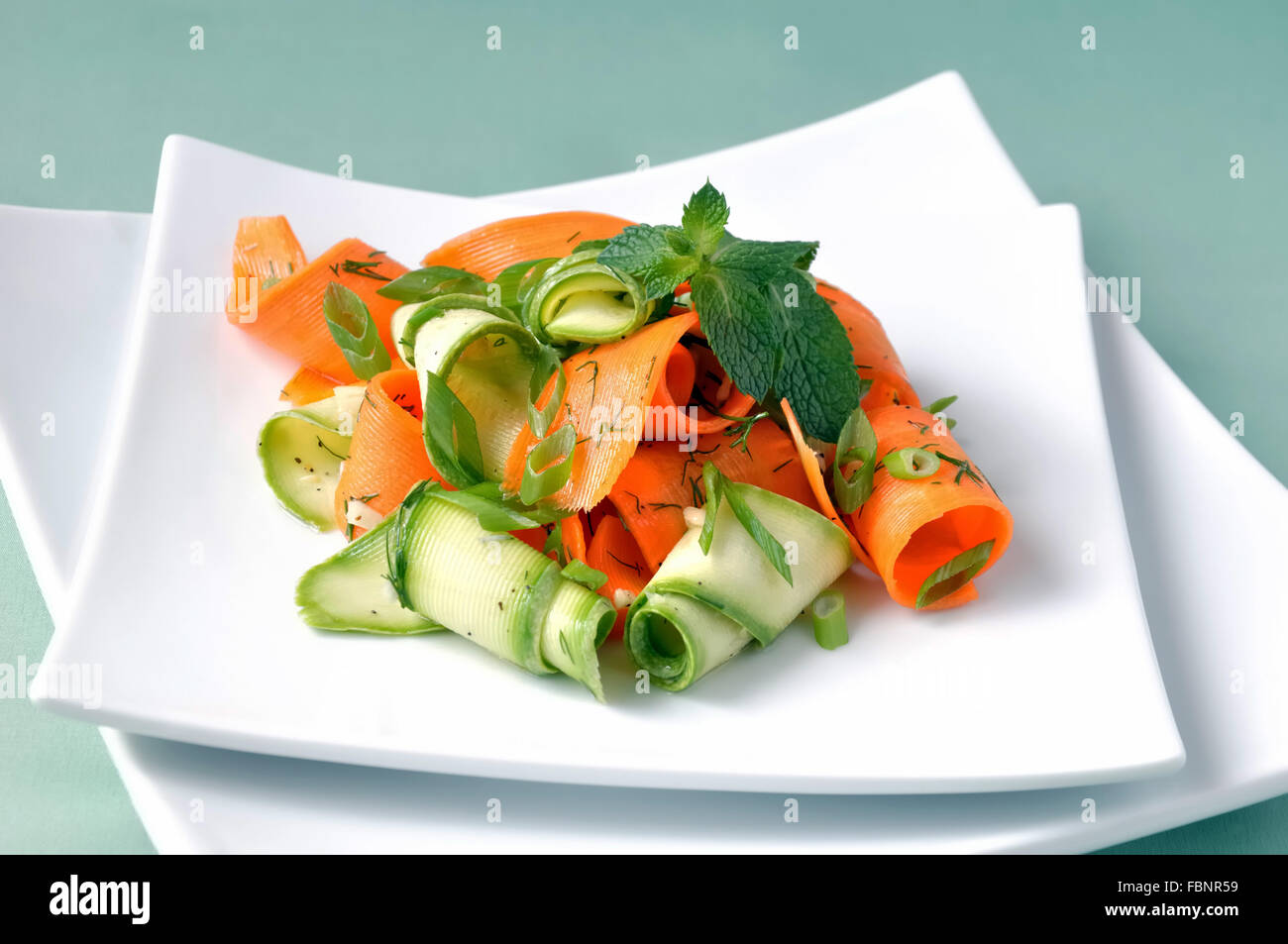 Zucchini-Salat mit Karotten und Knoblauch Marinade mit Kräutern Stockfoto