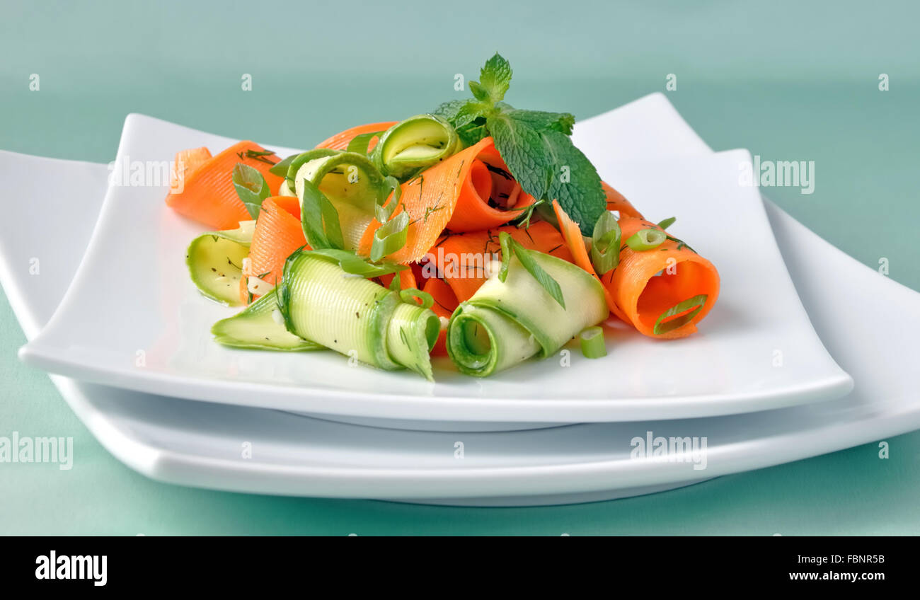 Zucchini-Salat mit Karotten und Knoblauch Marinade mit Kräutern Stockfoto