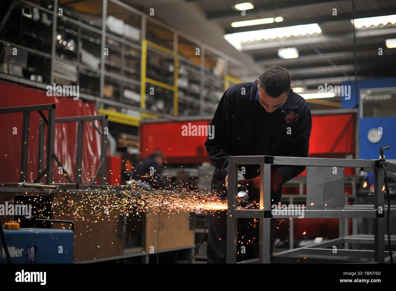 Ein Fabrikarbeiter UK am arbeiten Schweißen Stahl. Stockfoto