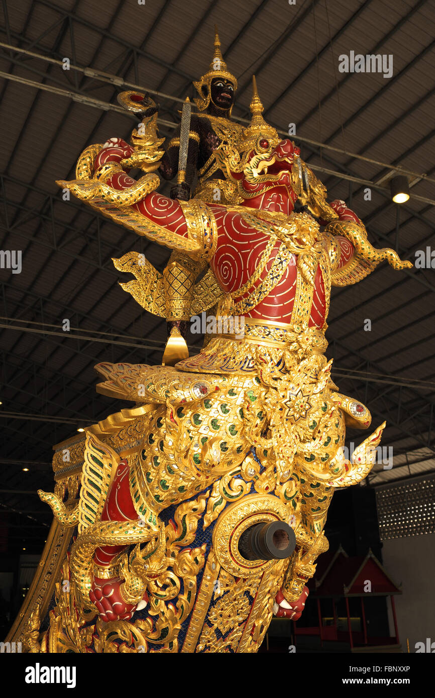 Gold Vergoldung und bejeweled Galionsfigur, narai Song suban royal Barge, das Nationalmuseum der königlichen Barken, Bangkok, Thailand, Asien. Stockfoto