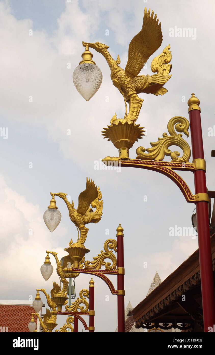 Reich verzierte Goldene mythische Vogel lampe Standards, Tempelanlage von Wat indraviharn, Bangkok, Thailand, Asien. Stockfoto