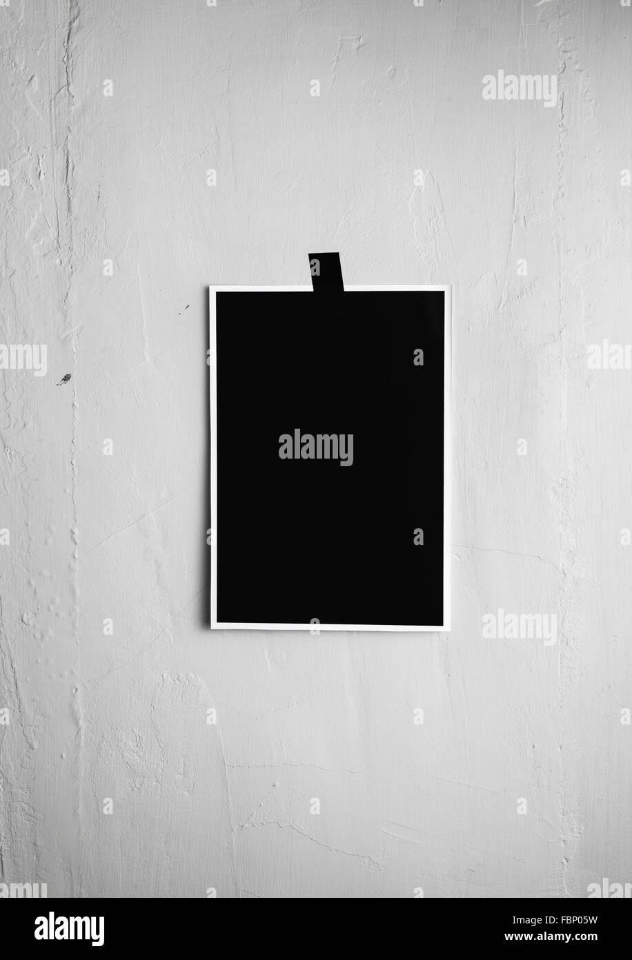 Leere schwarze Plakat an einem Band an der Wand hängen. Vorlage backg Stockfoto