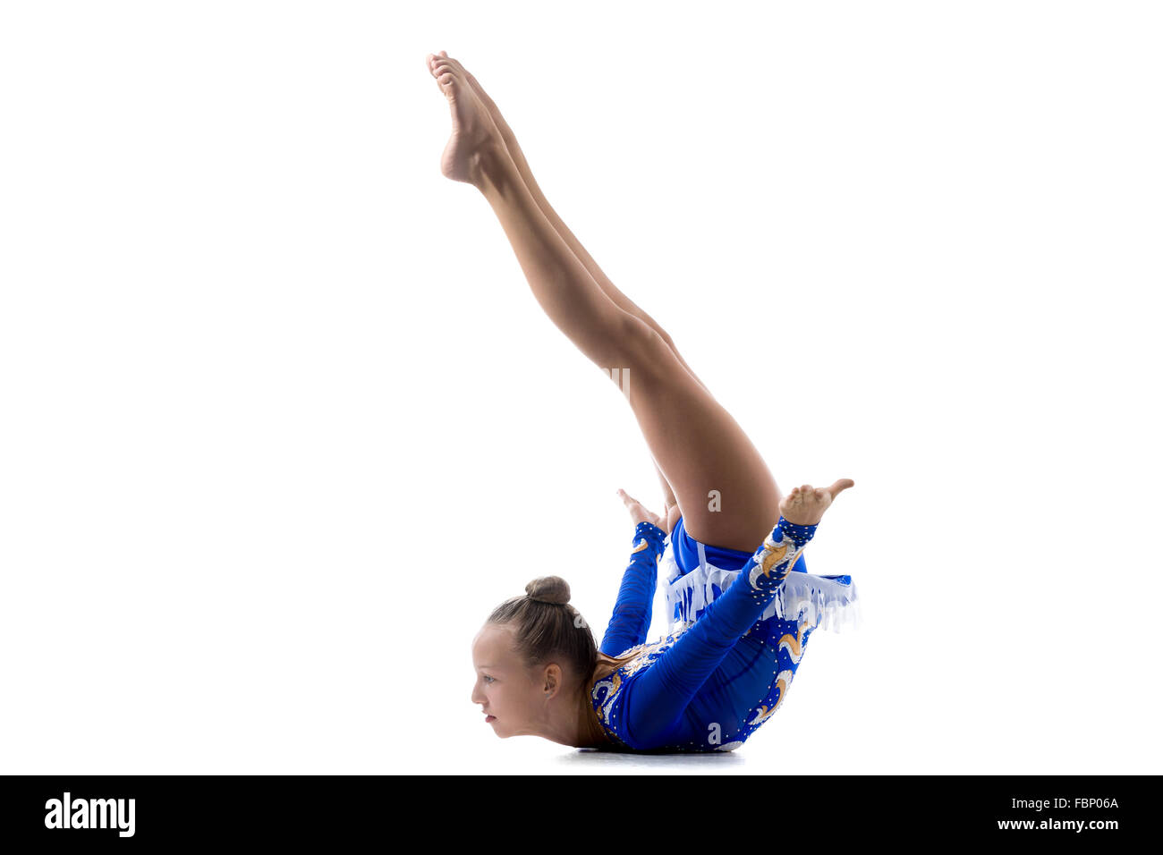 Schöne coole Teenager-Mädchen tragen Tänzer blauen Trikot trainieren, tanzen, posieren, Backbend akrobatische Kunst Turnen Stockfoto