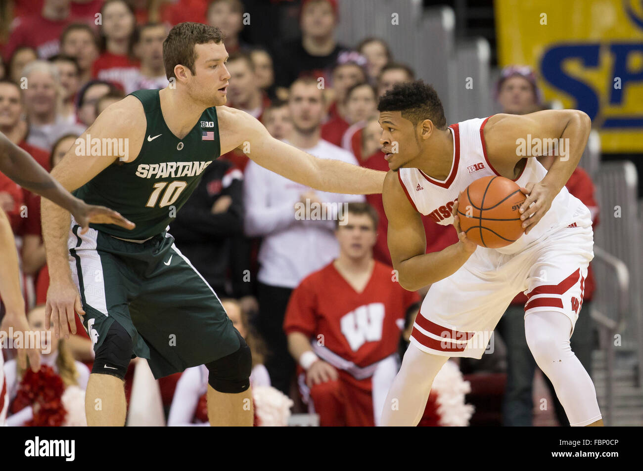 Madison, WI, USA. 17. Januar 2016. Wisconsin Badgers weiterleiten Charlie Thomas #15 in Aktion während der NCAA Basketball-Spiel zwischen Michigan State Spartans und die Wisconsin Badgers am Kohl Center in Madison, Wisconsin. Wisconsin besiegte Michigan State 77-76. John Fisher/CSM/Alamy Live-Nachrichten Stockfoto