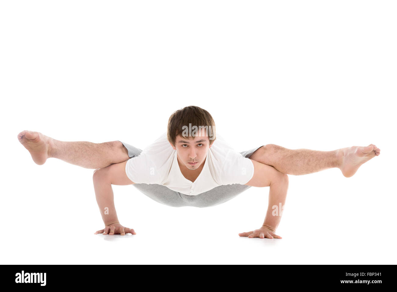 Sportlicher junger Mann, Sport, Yoga, Pilates, Fitness-training, bewaffnen Gleichgewicht Firefly Körperhaltung, Asana Tittibhasana, Insekt darstellen Stockfoto