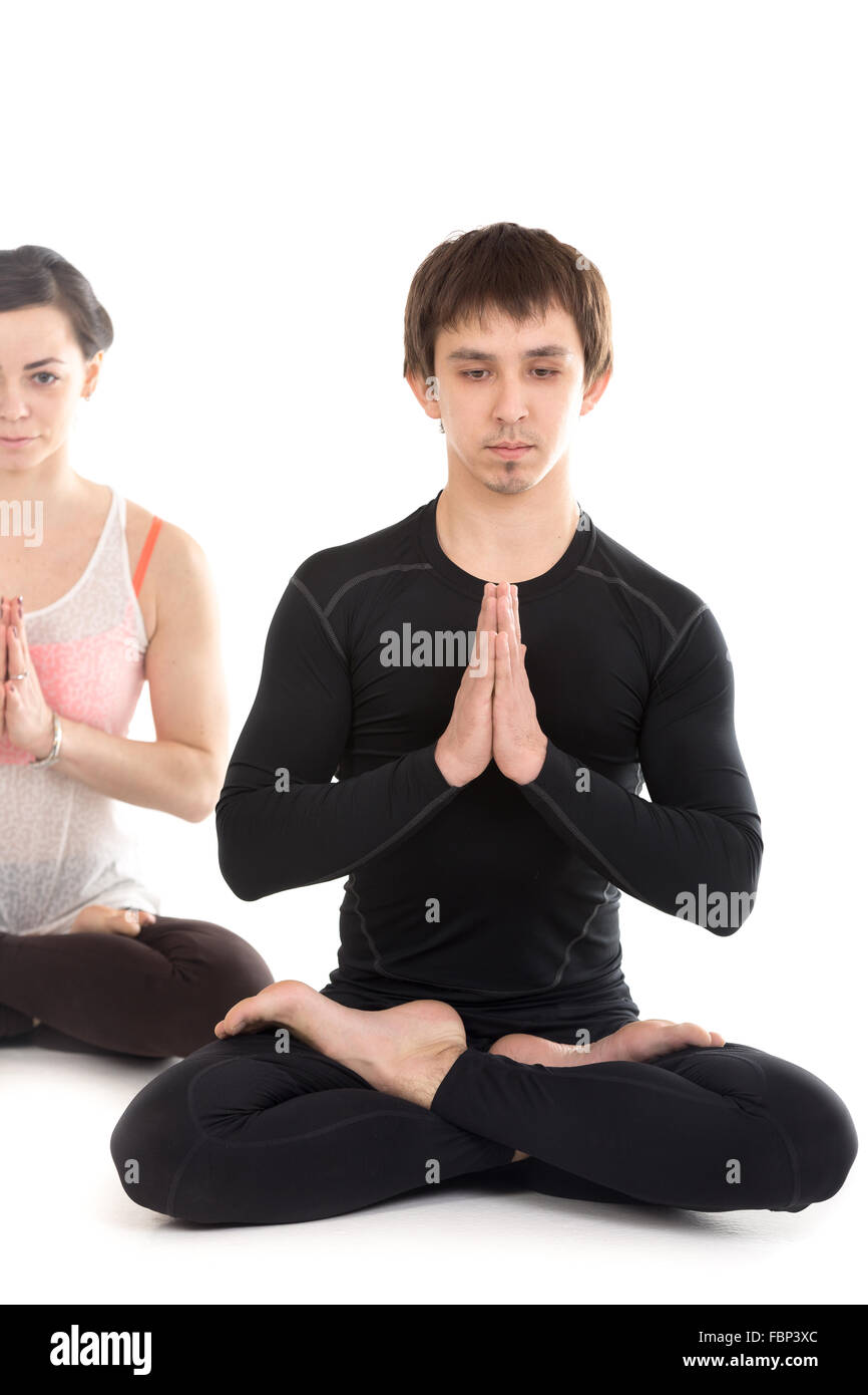 Porträt von zwei sportliche Menschen praktizieren Yoga, paar zusammen zu trainieren, Freunde sitzen mit Händen Namaste-Geste in lotus Stockfoto