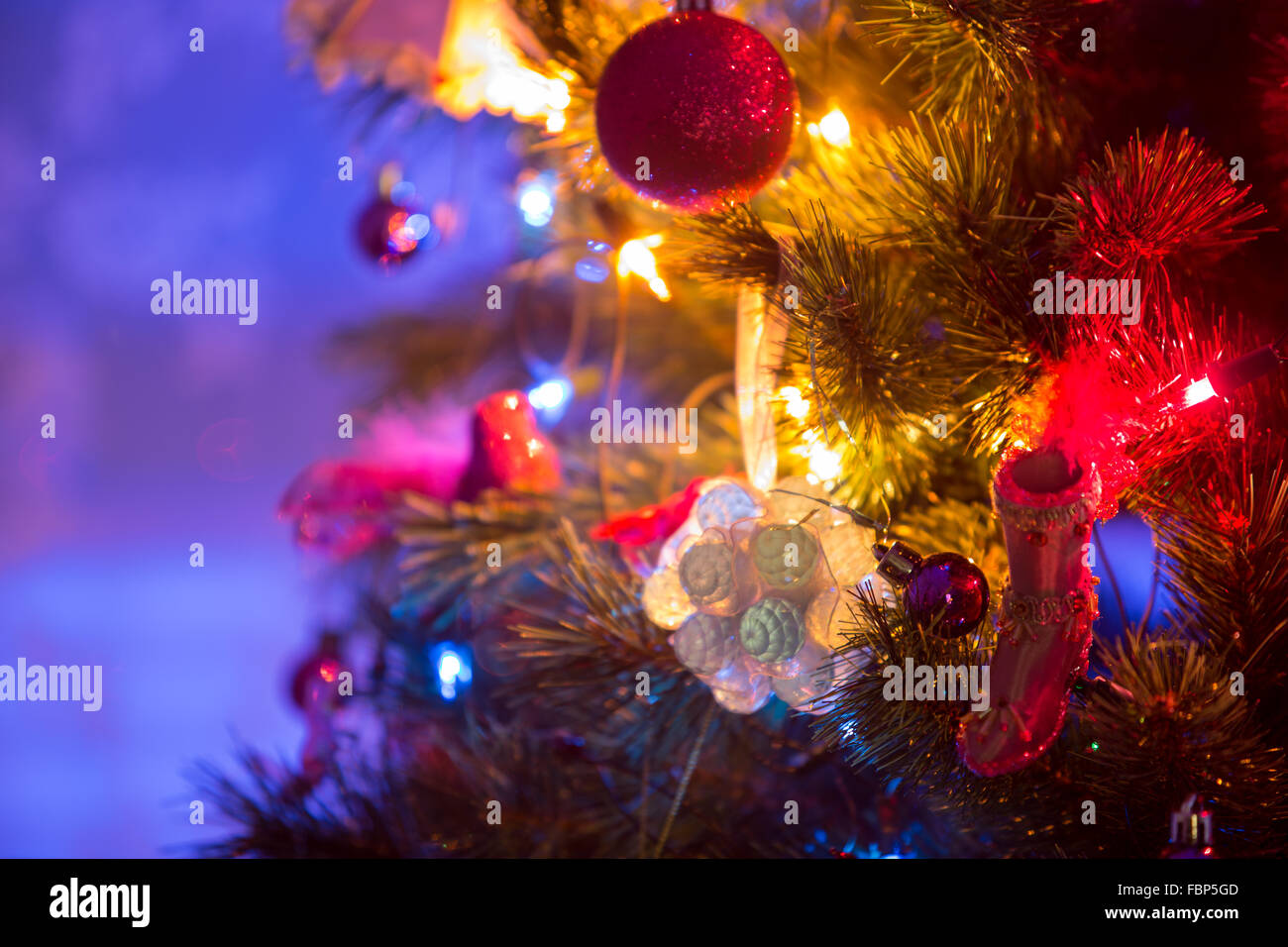 Weihnachtsbaum und Weihnachtsdekoration Nahaufnahme Foto. Stockfoto