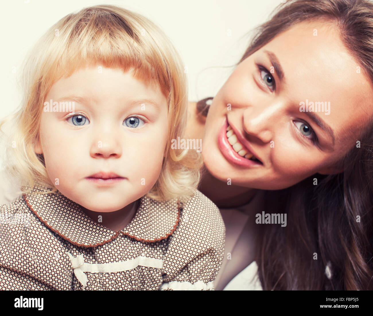 ziemlich real Mode Mutter mit niedlichen blonden Töchterchen glücklich lächelnd hautnah Stockfoto