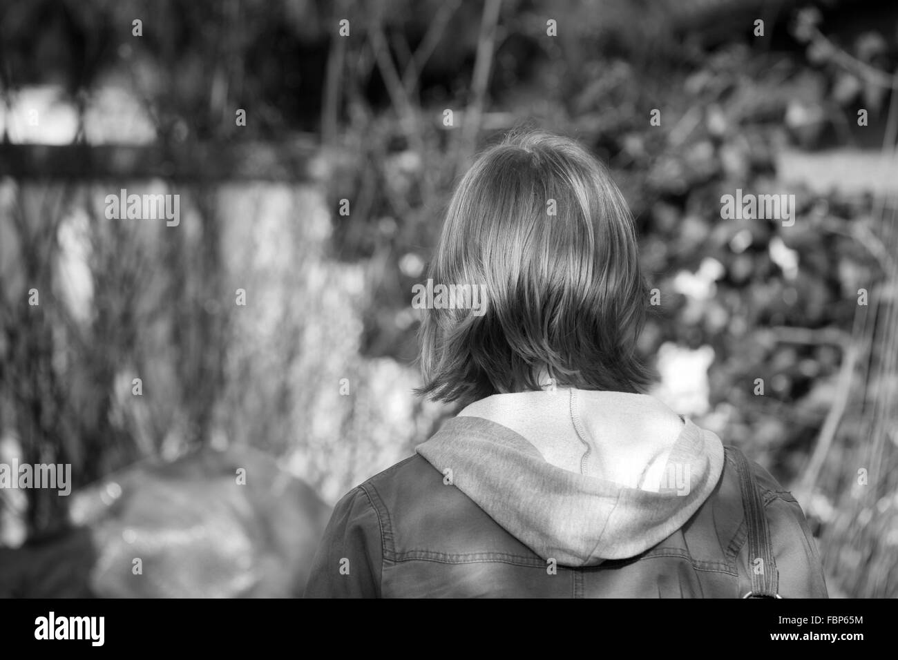 Ein Mädchen im Teenageralter Hinterkopf mit kurzen braunen Haaren Stockfoto