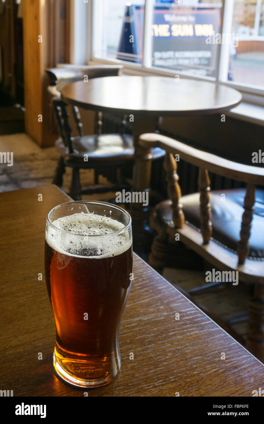 Ein Pint Shepherd Neame Spitfire Kentish Ale in The Sun Inn, Faversham, Kent. Stockfoto