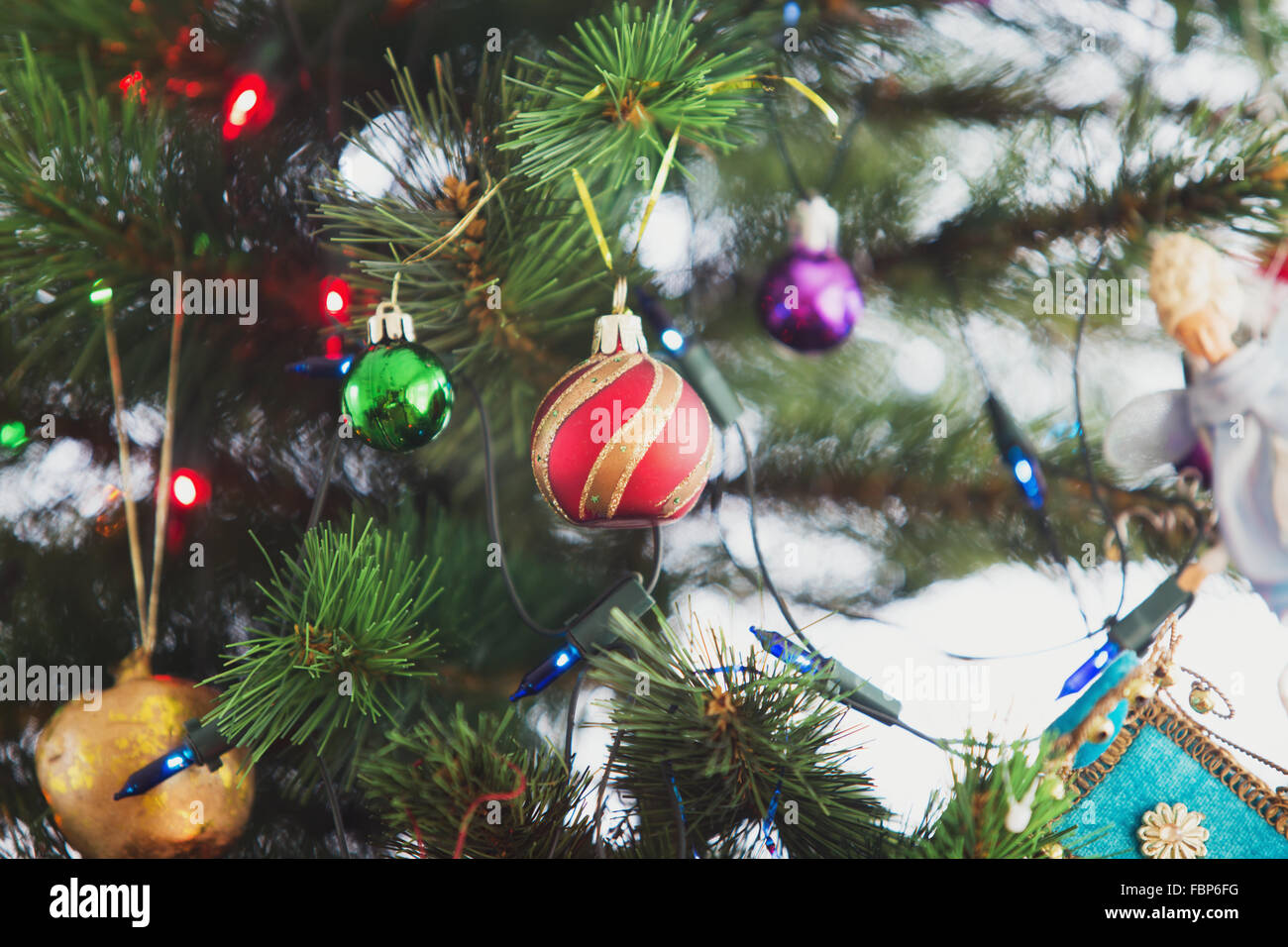 Weihnachtsbaum und Weihnachtsdekoration Nahaufnahme Foto. Stockfoto