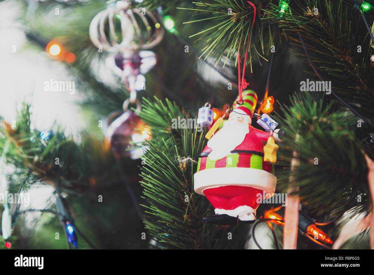 Weihnachtsbaum und Weihnachtsdekoration Nahaufnahme Foto. Getönt Stockfoto