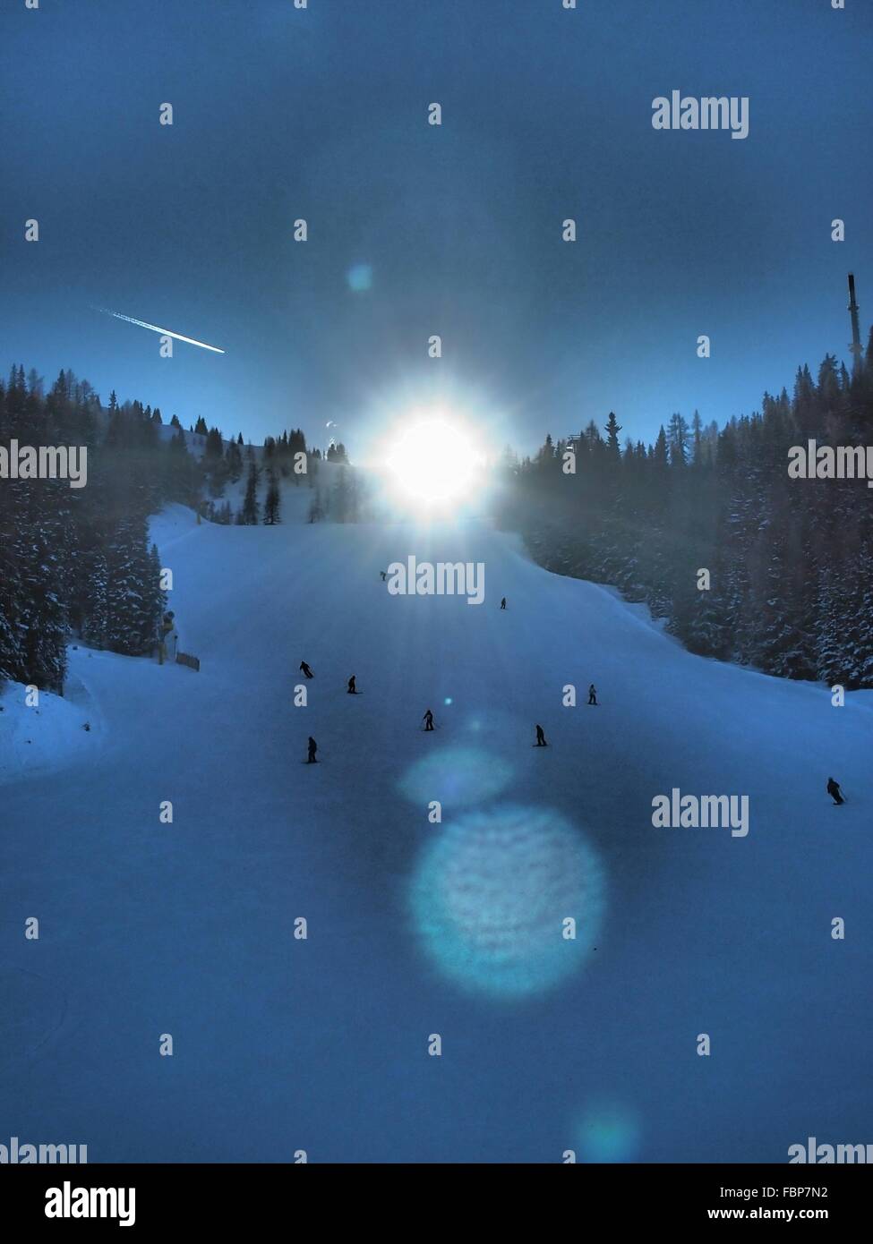 Menschen Skifahren auf Berg gegen Bright Sun Stockfoto