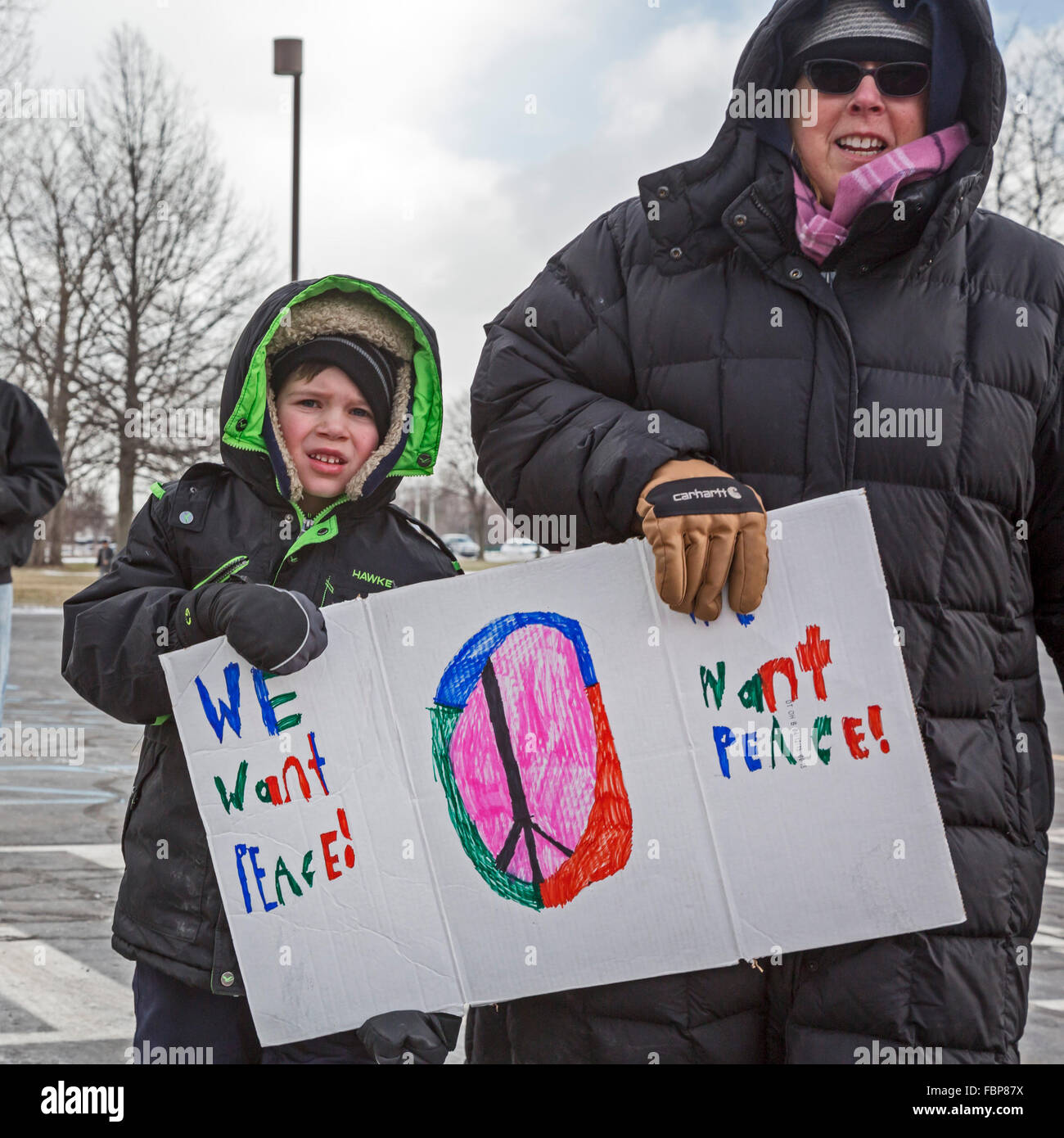 Dearborn, Michigan, USA. 18. Januar 2016. Hunderte von Einwohnern, einschließlich der weißen, schwarzen und Muslime, statt angeführt von lokalen High-School-Schüler, eine Einheit März und Rallye über Martin Luther King Jr. Day. Das Bild der Stadt wurde im Dezember getrübt, als ein Polizist erschossen und getötet eine unbewaffnete afroamerikanischen Bewohner von Detroit. Bildnachweis: Jim West/Alamy Live-Nachrichten Stockfoto