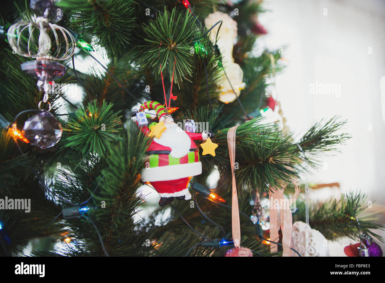 Weihnachtsbaum und Weihnachtsdekoration Nahaufnahme Foto. Stockfoto
