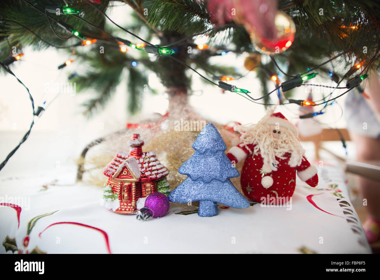 Weihnachtsbaum und Weihnachtsdekoration Nahaufnahme Foto. Stockfoto