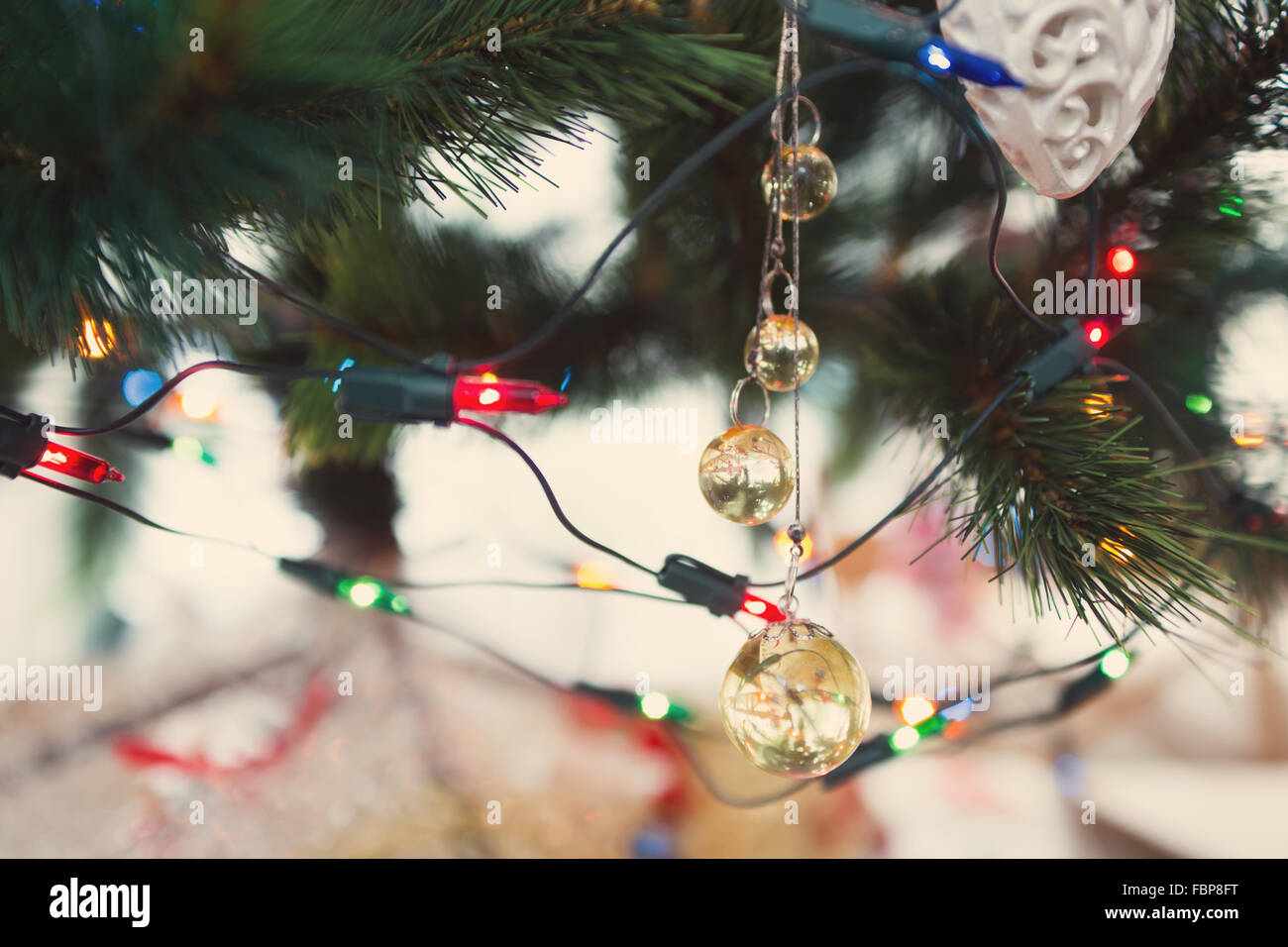 Weihnachtsbaum und Weihnachtsdekoration Nahaufnahme Foto. Getönt Stockfoto