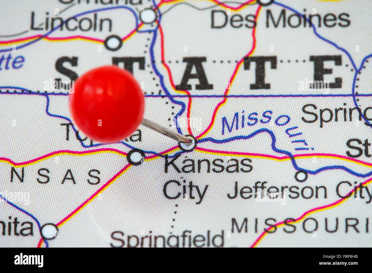 Nahaufnahme der einen roten Pin in einer Karte von Kansas City, USA. Stockfoto