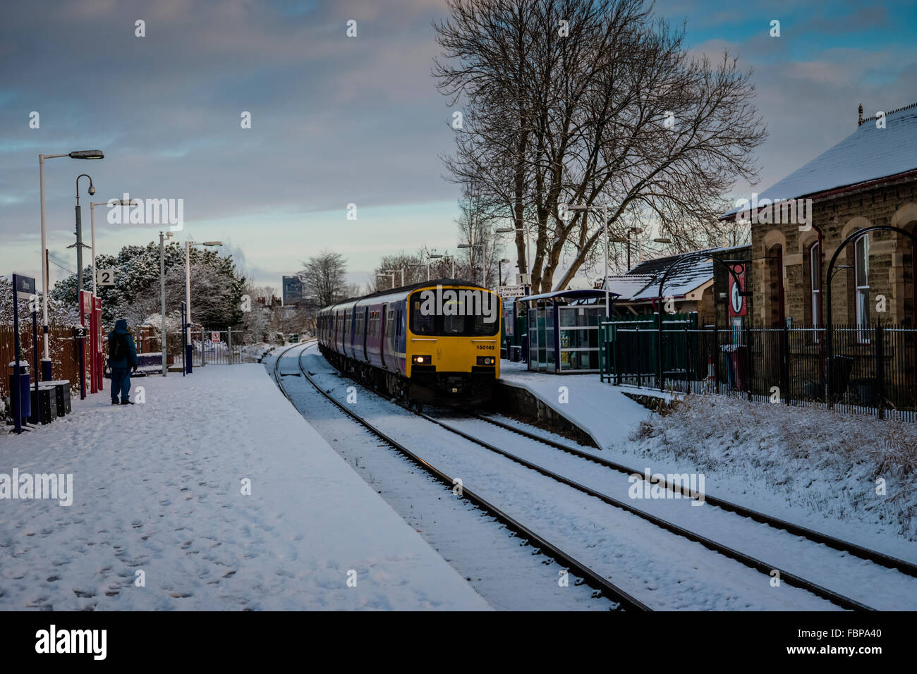 Zug nach Manchester Clitheroe Bahnhof, Lancashire, UK Stockfoto