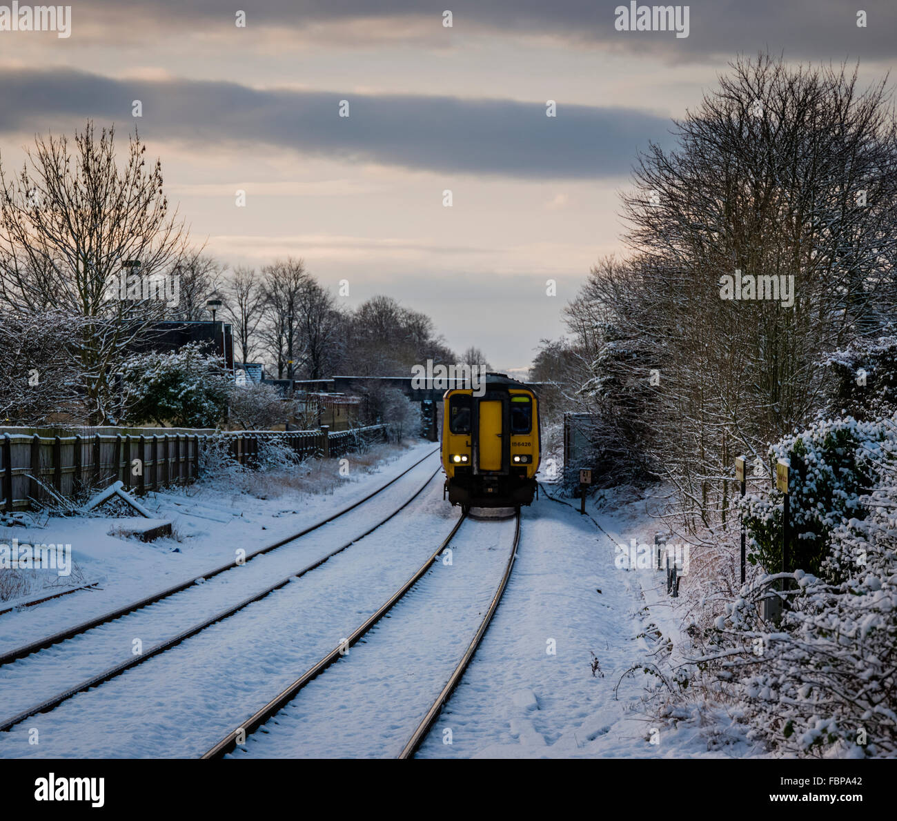 Zug nach Hellifield Ankunft am Bahnhof Clitheroe, Lancashire, UK Stockfoto