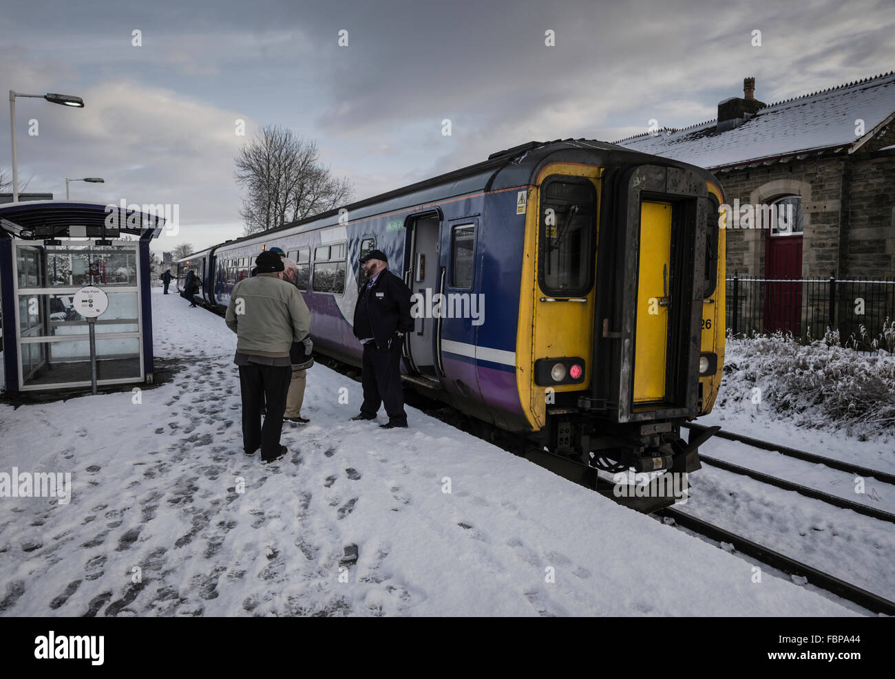 Zug nach Hellifield Ankunft am Bahnhof Clitheroe, Lancashire, UK Stockfoto