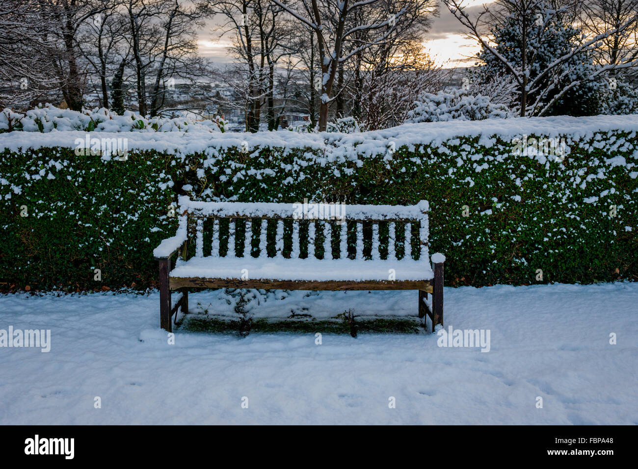 Parkbank nach einem Schneefall, Clitheroe, Lancashire, UK. Stockfoto