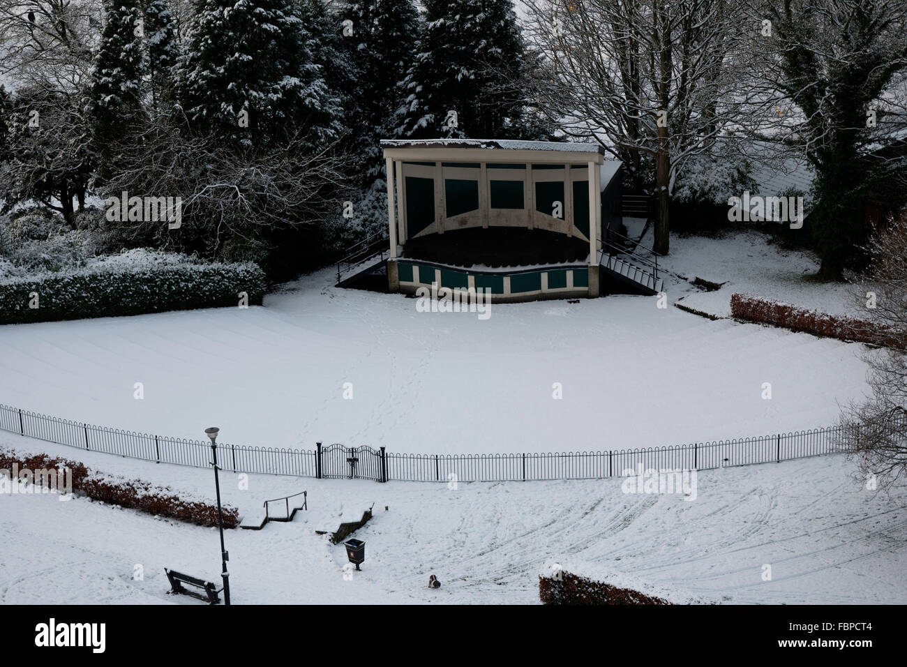Musikpavillon im Gelände des Clitheroe Schloß im Winter, Lancashire, UK. Stockfoto