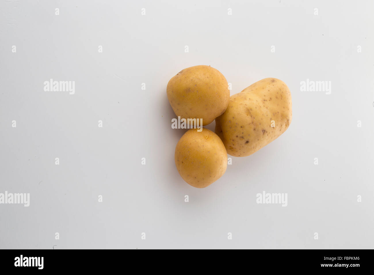 Kartoffeln, isoliert auf weiss Stockfoto