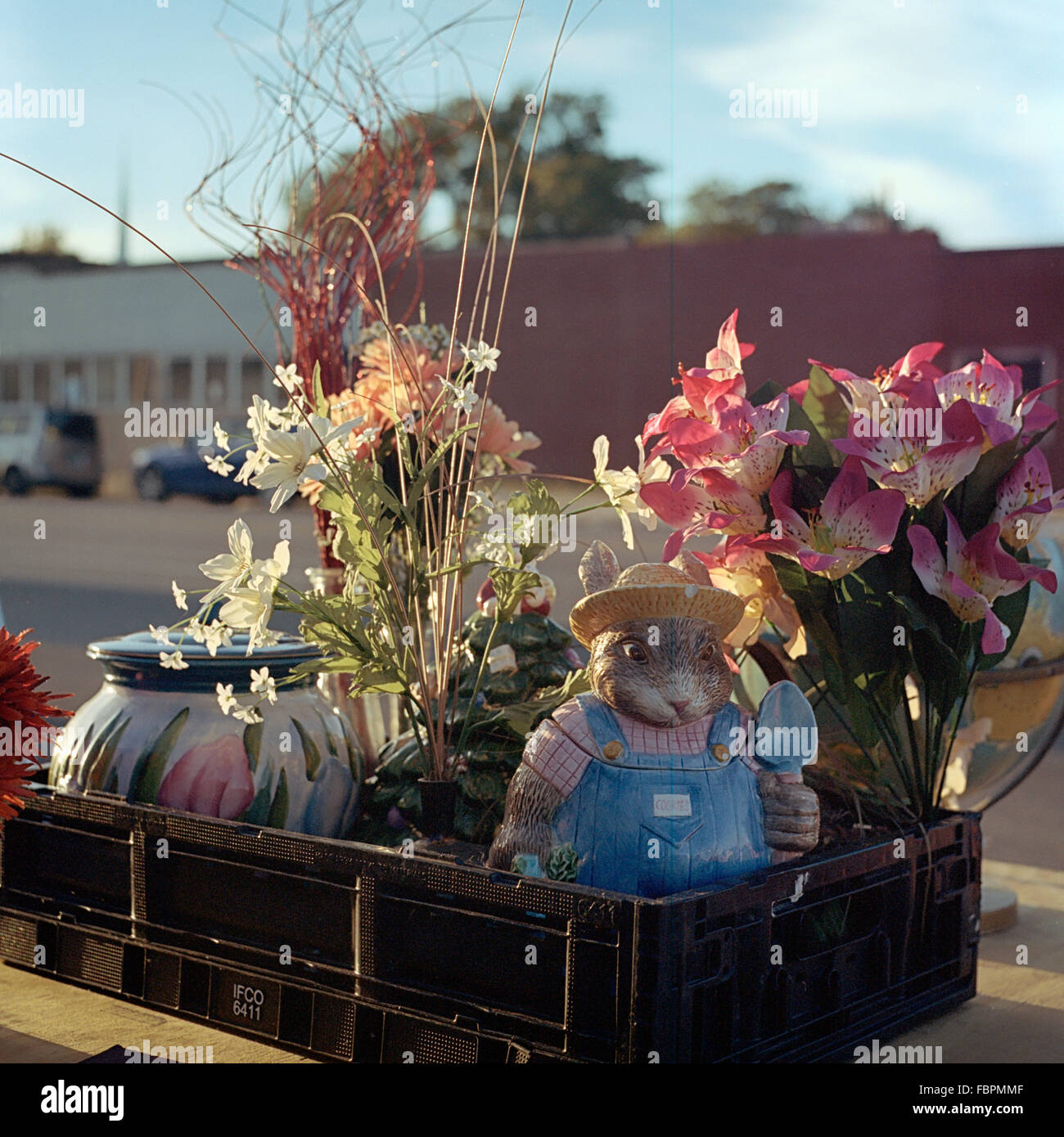 Anzeige der kitschigen Tischdekoration für Verkauf durch Straßenhändler in Detroit Stockfoto
