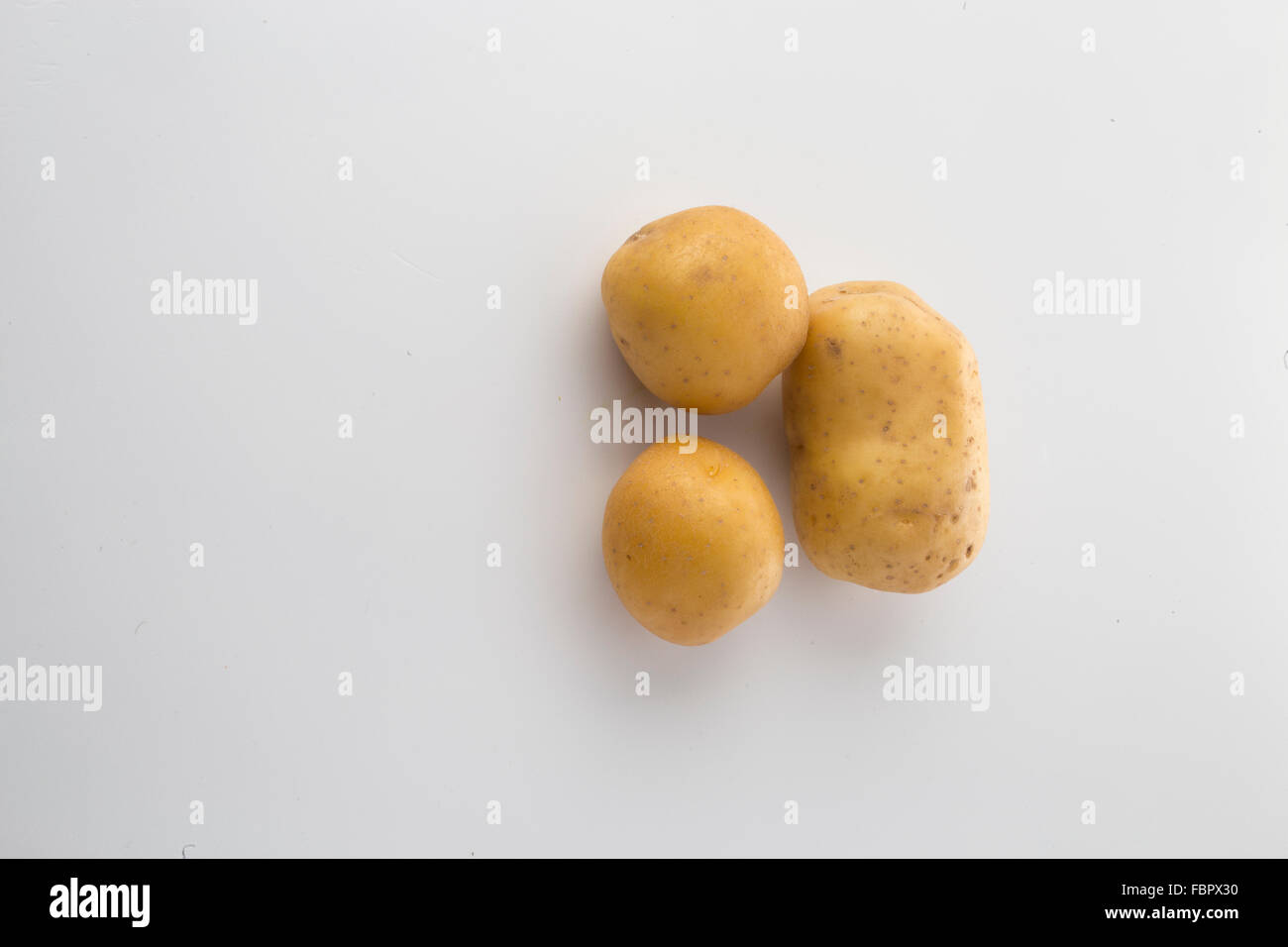 Kartoffeln, isoliert auf weiss Stockfoto